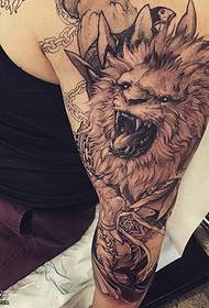 肩部狂傲的狮子纹身图案