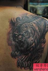 un model de tatuaj tigru de spate dominator
