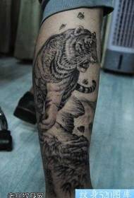 perna Um padrão de tatuagem de tigre legal em declive