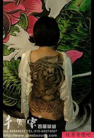 la bellezza della schiena è bella e bella piena di motivi del tatuaggio della testa di tigre