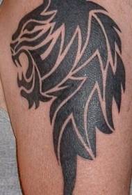 черен племенен модел лъвска татуировка