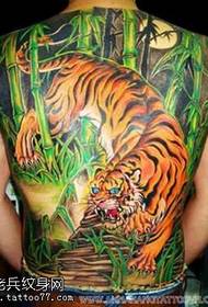 padrão de tatuagem em declive de tigre nas costas