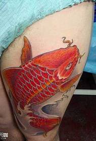 Червен модел на татуировка на калмари на крака