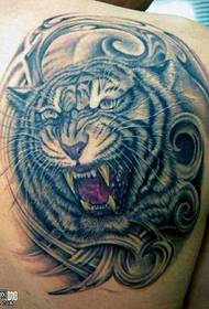 рамо тигрова глава татуировка модел