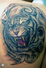 modello di tatuaggio testa di tigre spalla