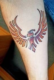 手前臂上帅气的黄色鹰部落图腾纹身图片