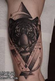 Kojos linijos tigro tatuiruotės modelis