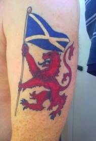 Schottesche roude Léiw a bloe Fändel Tattoo Muster