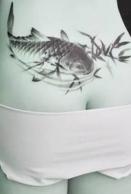 Tintes kalmāru gūžas tetovējums