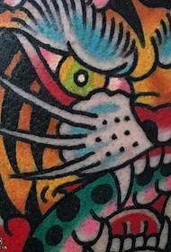 назад барвистий візерунок татуювання тигра