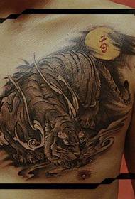 mannlig foran brystet kjølig svart og hvitt tiger tatoveringsmønster