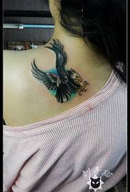 patrón de tatuaje de águila trasera