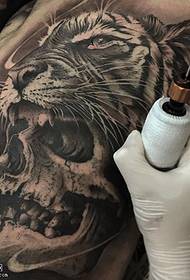 татуировка тигра живота череп