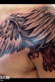 patrón de tatuaje de águila del hombro
