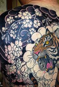 Natrag uzorak tetovaže velikog tigra cvijeta trešnje