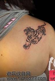 skönhet axel totem stilig tiger tatuering mönster