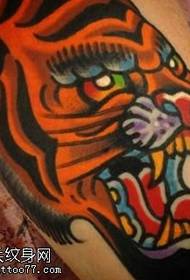 Patrón de tatuaje de tigre pintado de pierna