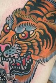 uzorak tetovaže bedara od tigra