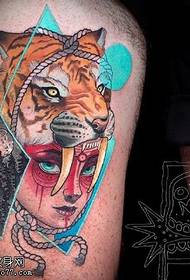 Udo tatuaż wzór dzikiego tygrysa