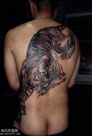 retroceder o patrón de tatuaxe de tigre de montaña