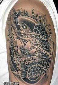 käsivarsi musta kalmari tatuointi malli
