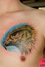 un model de tatuatge d'àliga fresca al pit