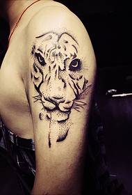 tatouage point de tigre féroce