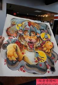 la imagen del espectáculo de tatuajes recomienda un manuscrito de tatuaje de tigre