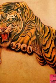 z powrotem dominujący wzór tatuażu kolor tygrysa