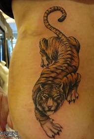 ein dominierendes Tiger-Tattoo-Muster in der Taille