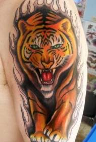 tiger naslikal vzorec tatoo v črnem plamenu