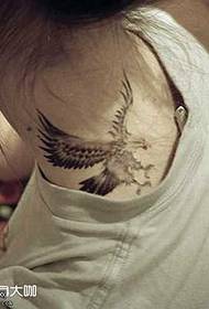 Aquila prepotente al collo Modello del tatuaggio