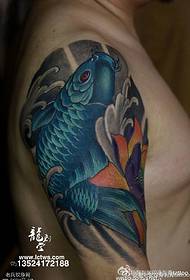 patrón de tatuaxe de koi azul grande
