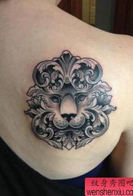meisje schouder zwart grijs leeuwkop tattoo Patroon