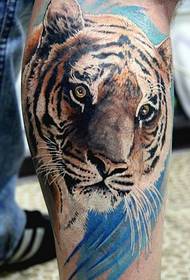 šaunus klasikinės spalvos tigro galvos tatuiruotės modelis vyriškoms kojoms