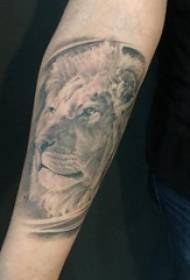 ब्लॅक ग्रे ग्रे पॉईंटवरील मुलीचा बाहू लहान प्राणी सिंह टॅटू चित्र
