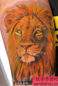 사자 문신 패턴 : 한 다리 색 사자 머리 문신 패턴