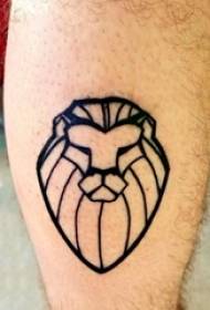 chlapci teliat na čiernych geometrických líniách obrázky tetovania zvieracích levov