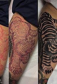 Låret realistiskt ett stort tiger-tatueringsmönster