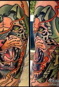 brazo patrón clásico de tatuaxe de cabeza de tigre de color europeo e americano