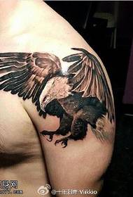 ຮູບແບບ tattoo eagle ບ່າ