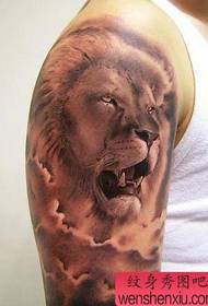 Lauvas tetovējuma raksts: Klasisks dominējošs roka Lauvas lauvas galvas tetovējums