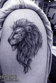modèle de tatouage tête de lion bras