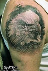 ručna osobnost uzorak tetovaže na glavi orlova