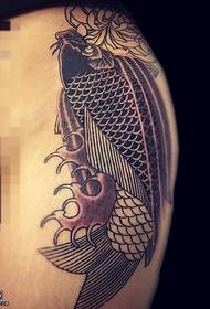 muslo negro ash koi tatuaje patrón