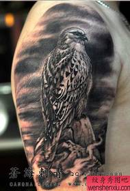 earm populêr cool eagle tattoo patroan