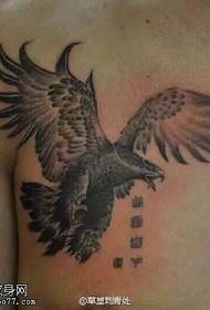 padrão de tatuagem de águia voadora no ombro