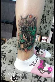 Tatuaj de floare de vișine Koi la vițel