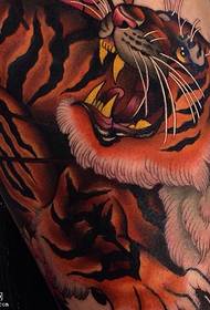 Kaki kanthi pola tato macan sing nyata lan nyata