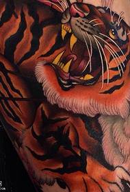 Cosa le phatrún tattoo Tiger réalaíoch réadúil agus réadúil